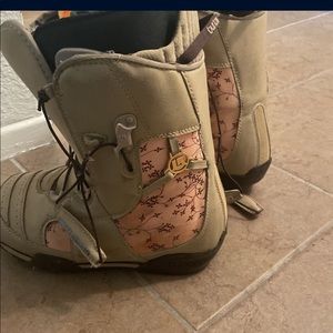 Burton women’s snowboard boots worn 3 times